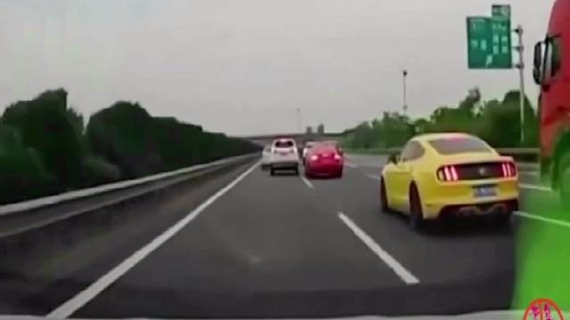 监控下的惊险车祸现场