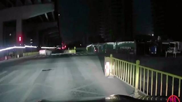 监控下的惊险车祸现场