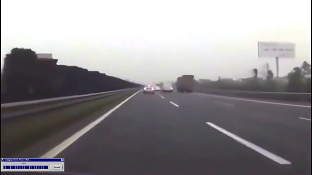 要感谢宝马车的疯狂闪灯啊