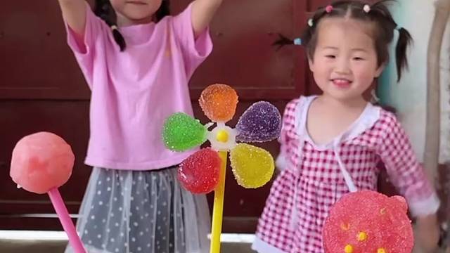 亲子互动游戏！宝贝们来吃糖啦