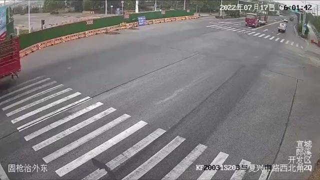 十字路口突然变道，差点就…
