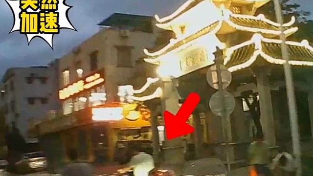 新手司机上路，慌了，错把刹车当油门