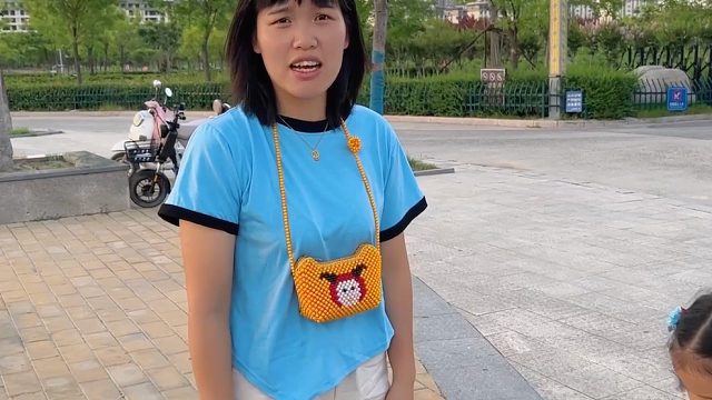 这老公咋想的，带着老婆孩子到公园摆摊，还被三岁闺女埋怨，真逗