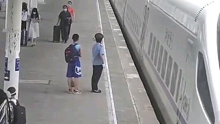 【男孩独自下车，与母亲走散】车站工作人员温暖守护
