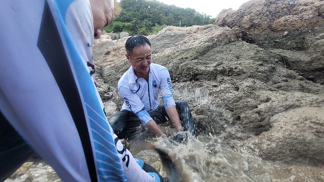 你们见过这样抓鱼场景吗？两兄弟在水中与鱼群搏斗，太过瘾了