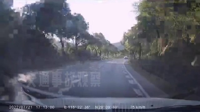 又见超车惹事故，这次是轧越黄实线超车