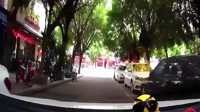 监控下的惊险车祸现场