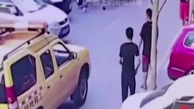 监控下的惊险车祸现场