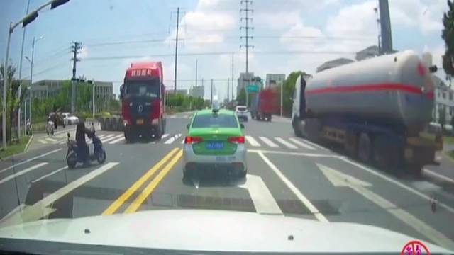 监控下的惊险车祸现场