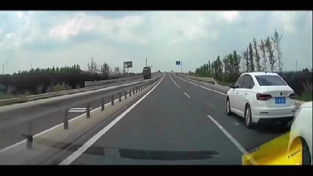 监控下的惊险车祸现场