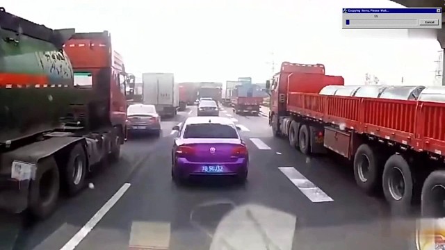 啥车都敢加塞，被刚了吧