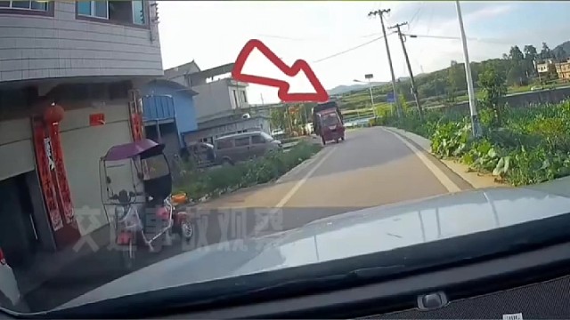 大哥这种情况你不应该摁喇叭或者打开窗户大喊吗？