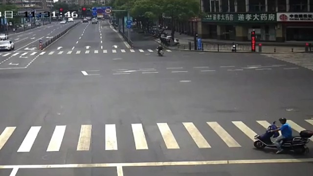 电动车闯红灯逼停三辆车，结果撞上第四辆车