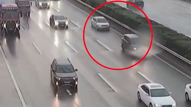 雨天路滑，发生交通事故不及时撤离有多危险？#道路千万条安全第一条