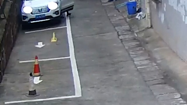 女司机错把油门当刹车！撞车坠下6米高台！