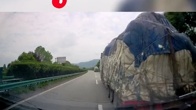 高速路撞重型车，小车变形侧翻