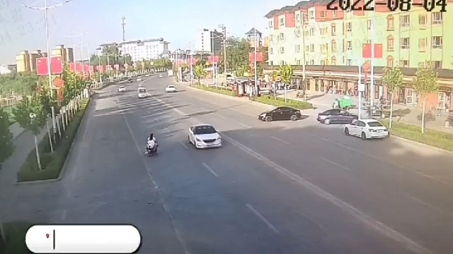 疼！电动车违规过马路，两人被撞上挡风玻璃！