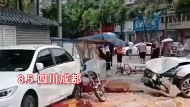 四车相撞一人被困，上万个鸡蛋碎了一地