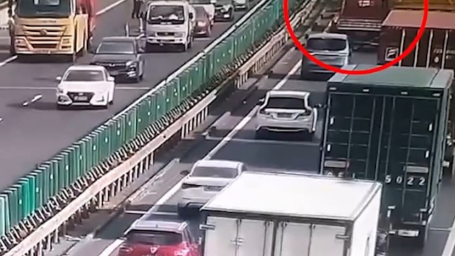 车祸现场热闹没看成，自己成了“热闹”