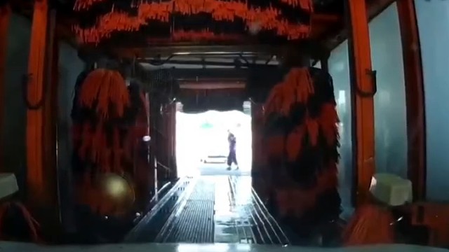 自助洗车，这有点吓人了