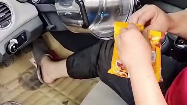 男子将方向盘改成煮面锅，竟还开着上路了！