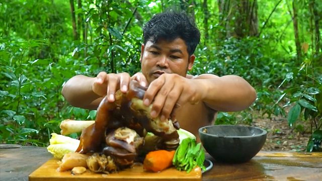 森林的羊腿真筋道，砍两条炖熟，大口啃真过瘾