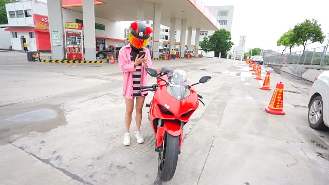 加油都加不起了，要不换个电车吧