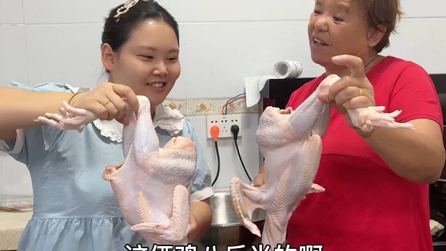 婆婆为怀孕的儿媳买两鸡，儿媳下厨做大盘鸡，把婆婆心疼坏了