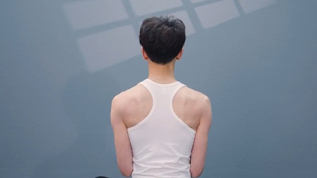 八个动作打造迷人美背