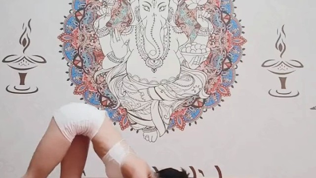 练瑜伽的时候，人经常会感到痛苦难忍，但你需要做的只是深呼吸，忍受它然后克服它，瑜伽其实就是生活的暗喻