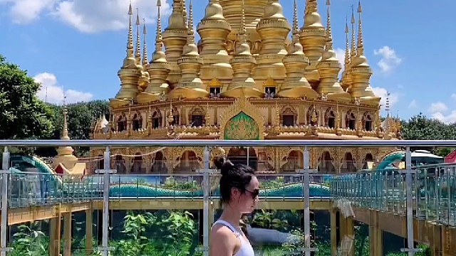 不管走到哪里，都会拍瑜伽视频，这应该是瑜伽人的通病...