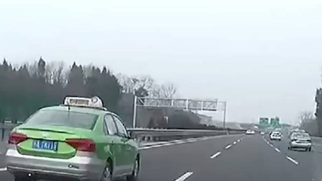 高速行驶爆胎了怎么办？看看老司机怎么操作的！