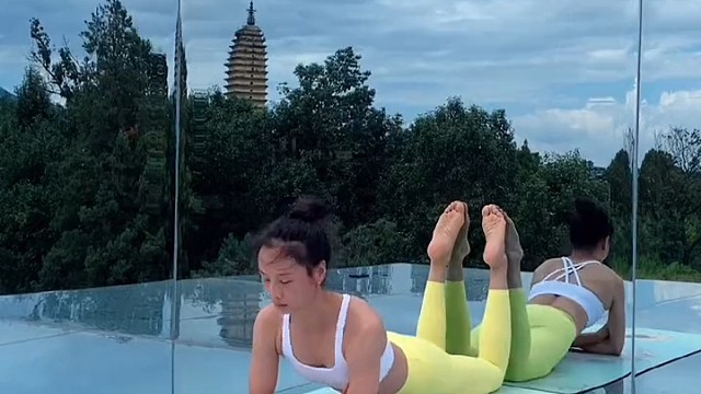 每天坚持这个动作，不知不觉肩膀打开了，后背薄了，不...