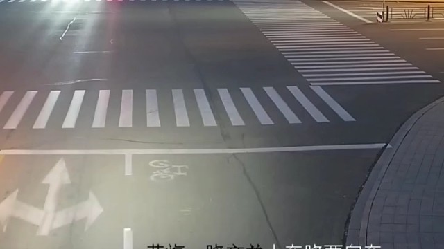 闯红灯被撞得360度转圈圈