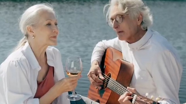 我不羡慕街头热吻的情侣，我只羡慕深巷互相搀扶的老人最好的爱情。让我拿出尘封的吉他再为你唱一首歌。