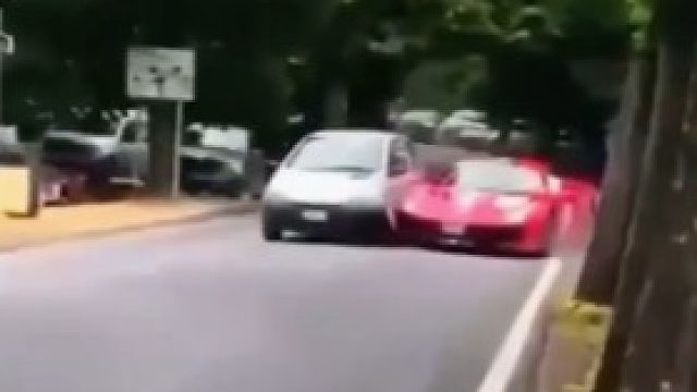 撞上直接豪车。网友:芭比Q了