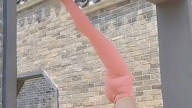 练习瑜伽，畅享自然健康。