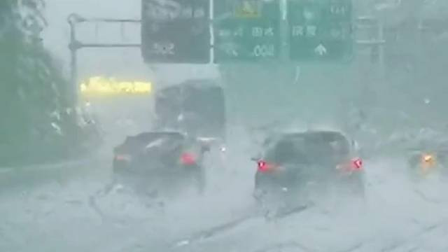 下雨天开车你知道都需要注意什么吗？#汽车小知识#新手司机#懂车小知识