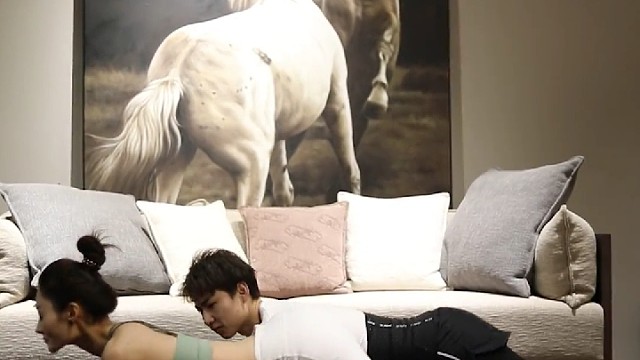 心情不好的时候试试这个瑜伽体式吧，舒展腋窝，释放情绪。初学者也可以练习