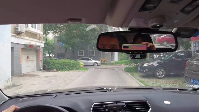 小区内的窄路直角转弯，告诉你安全点位，转弯时防止剐蹭