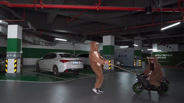 带女友一起机车变装