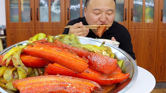 五花肉与辣椒的完美邂逅，朋友三十年的私房菜，真正米饭的好朋友