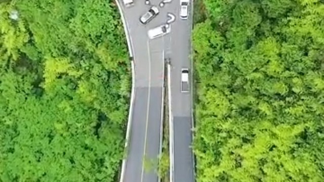 遇到这样的弯道，他们的转弯方式对吗