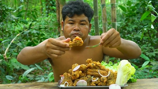 一块排骨切长条，裹上面粉炸酥脆，配酱吃真香