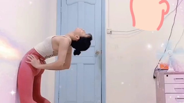 #瑜伽
记得小时候这种下腰的动作轻而易举，反而现在不灵活了果然冰冻三尺非一日之寒