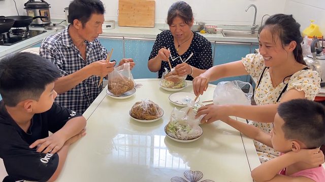 天热不想做饭，媳妇花31元打包5份凉皮，一人一盘子吃撑了