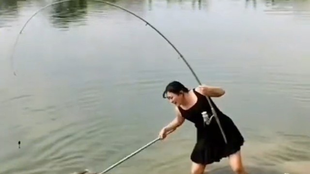 美女钓了一条好大的鱼啊！