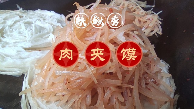 自制小吃一个馍夹土豆丝，馍金黄酥脆土豆丝清脆爽口解馋