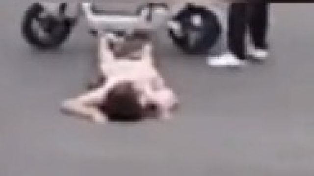 女子闯红灯差点撞上红色轿车，随后的举动让司机看傻眼