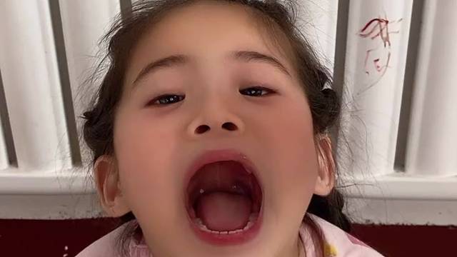 亲子互动游戏，宝贝来给你喝饮料！